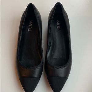 Beautiful Vaneli black chain detail flat  / low heels